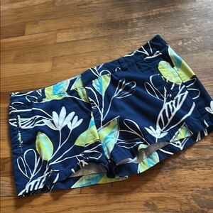 STYLUS Blue and White Bermuda Shorts Tropical Floral Design
